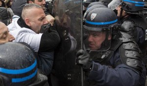 CONDIVIDI !!Gli operai della casa automobilistica francese Peugeot si sono scontrati questa mattina fuori dal Salone dell’auto di Parigi con la polizia. La protesta è stata scatenata dalla decisione di...