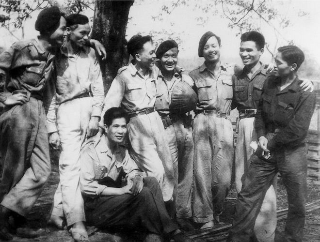 general-giap-talks-with-soldiers-during-free-time-424397-20130823140642-4-640
