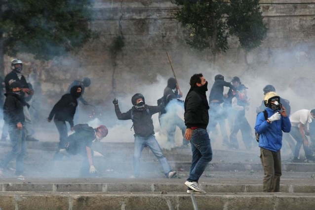 Marcia-degli-indignati-del-15-ottobre-ecco-i-video-degli-scontri-a-Roma-638x425