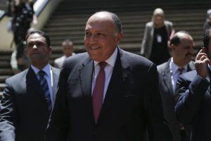 epa04558232 Foreign Minister of Egypt Sameh Shoukry (C) arrives at the United Nations headquarters in Nairobi, Kenya, before he was faced with Nairobi-based foreign correspondents who demanded the release of Al Jazeera journalists who have been imprisoned in Egypt for over a year, 13 January 2015. Friends and supporters of Al Jazeera journalists Peter Greste and his colleagues took the opportunity to protest against their imprisonment and to demand their immediate release. Egypt's highest court on 01 January 2015 accepted an appeal by three Al Jazeera television journalists - who have been in jail for more than a year - and ordered a retrial for them.  EPA/DAI KUROKAWA