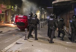 Barcelona 23-05-2016.- Disturbios en Gracia durante la concentración de antisistema en protesta contra el desalojo del banco donde se encontraba una comunidad okupa. foto Carlos Montanyes