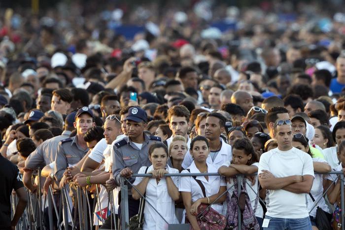 People attend a rally honoring Fidel Castro at the Revolution Plaza in Havana, Cuba, Tuesday, Nov. 29, 2016. Schools and government offices were closed Tuesday for a second day of homage to Fidel Castro, with the day ending in a rally on the wide plaza where the Cuban leader delivered fiery speeches to mammoth crowds in the years after he seized power.(ANSA/AP Photo/Ricardo Mazalan) [CopyrightNotice: Copyright 2016 The Associated Press. All rights reserved.]