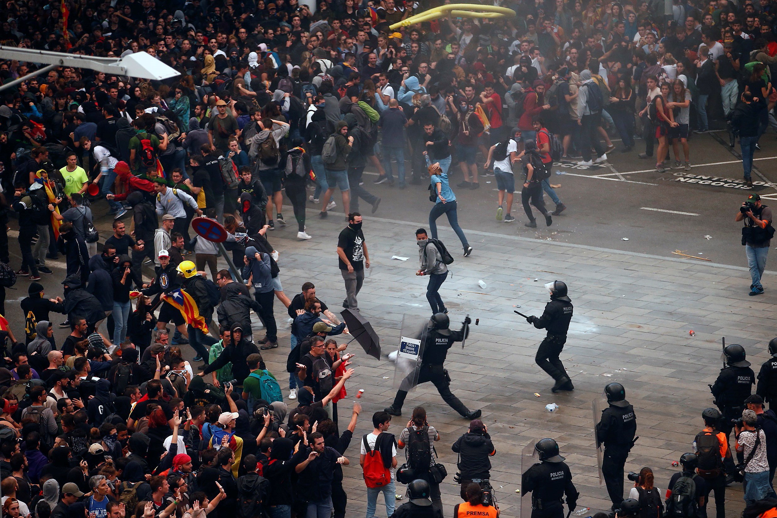 Массовые беспорядки задачи. Протесты каталонцев в Испании. Протесты в Каталонии (2012). Протесты в Каталонии 2019. Протесты в Каталонии 2021.